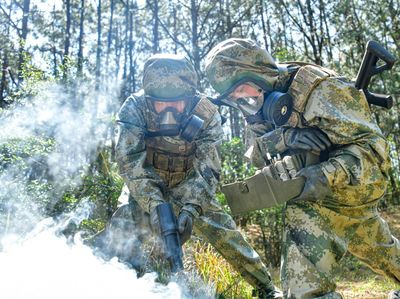 當“毒圈”來襲 防化兵如何實力“跑毒”，訓練防毒面具成關鍵